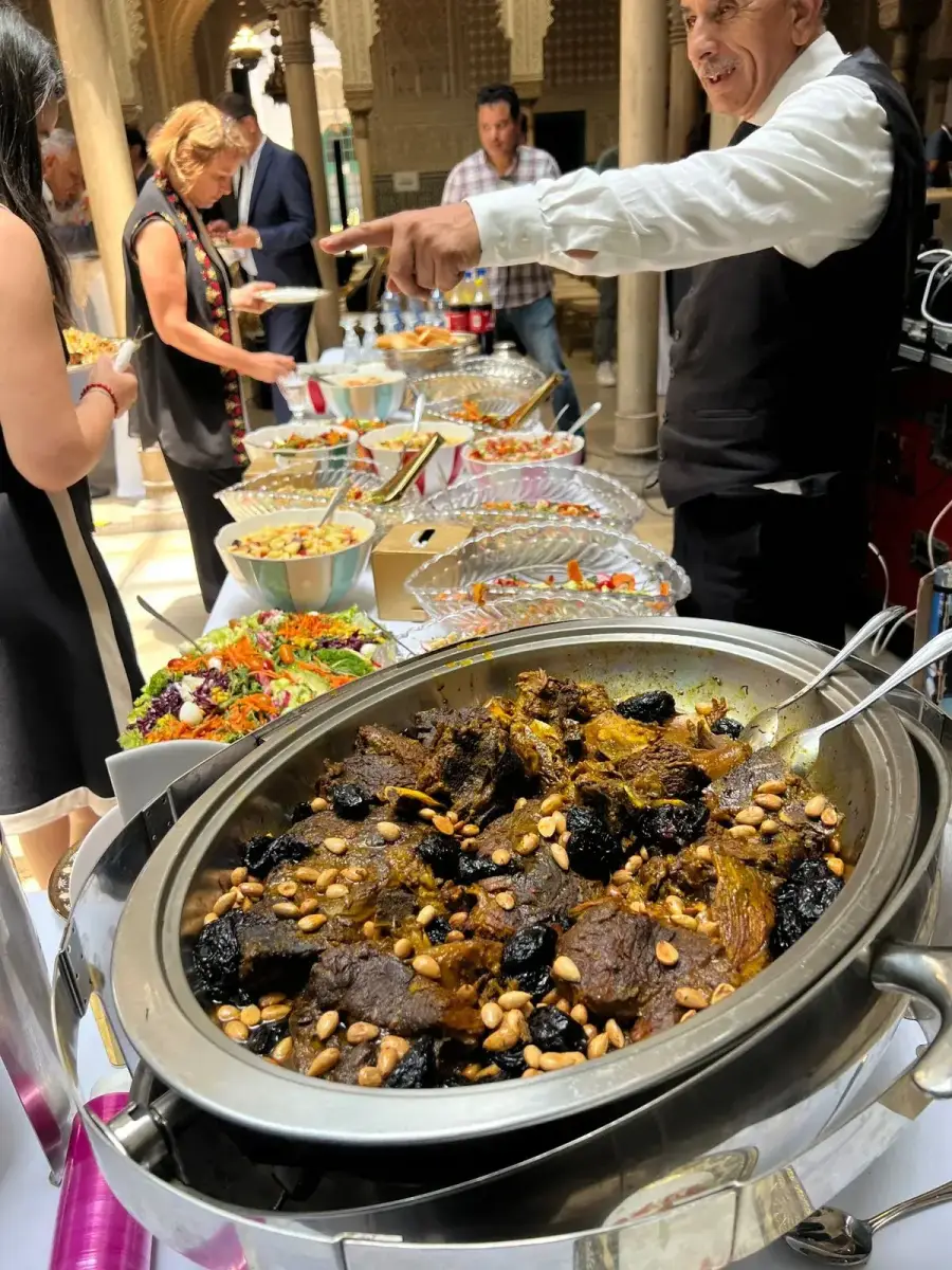 Buffet chaud pour entreprise : tajine marocain aux pruneaux et amandes servi lors d'un événement corporate