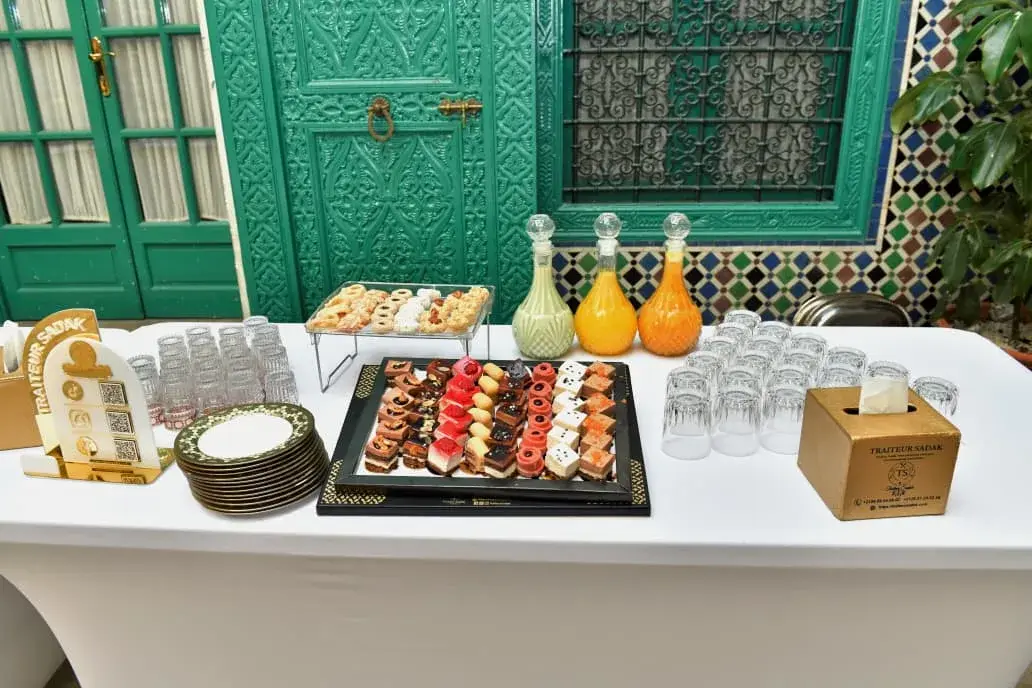 Buffet de desserts et mignardises pour un événement d'entreprise