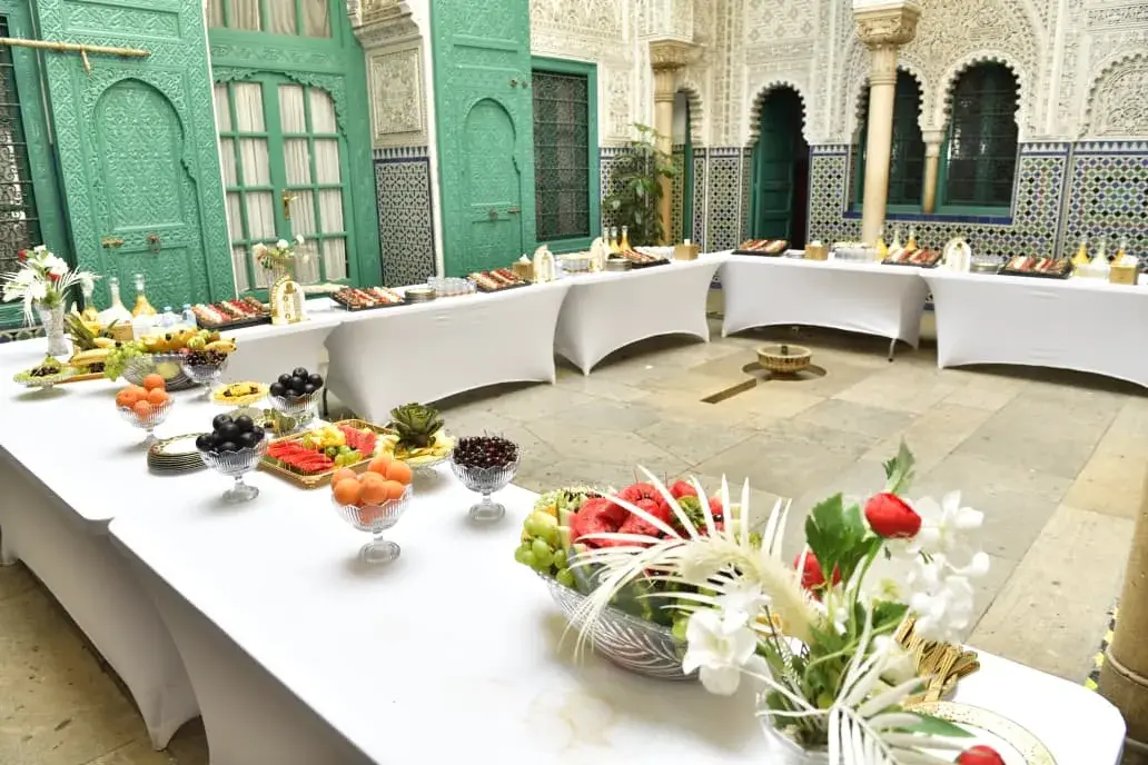 Présentation élégante d'un buffet d'entreprise dans un cadre marocain à Casablanca