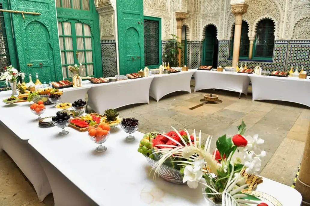 Buffet froid d'entreprise à Casablanca : corbeilles de fruits frais, salades et présentation soignée