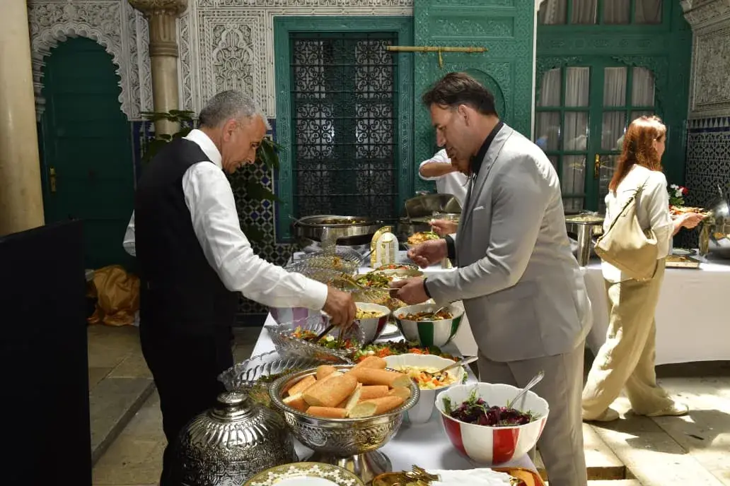 Buffet salé d'entreprise : salades composées et pains variés