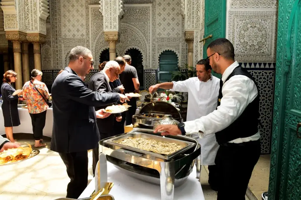 Service de buffet chaud par un traiteur professionnel lors d'un événement d'entreprise à Casablanca