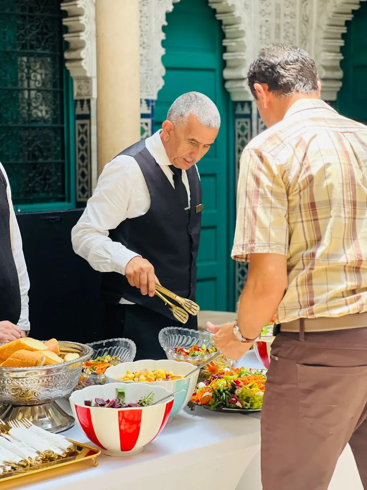 Service de buffet entreprise à Casablanca : dressage de salades composées