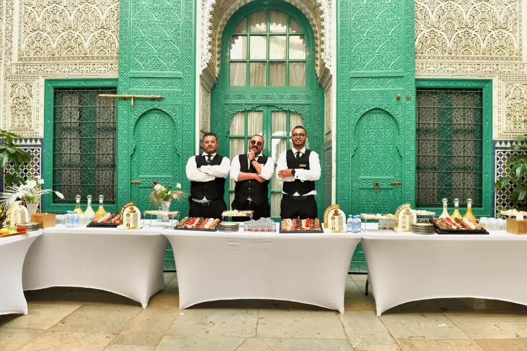 Équipe Traiteur Sadak devant un buffet d'entreprise dressé à Casablanca