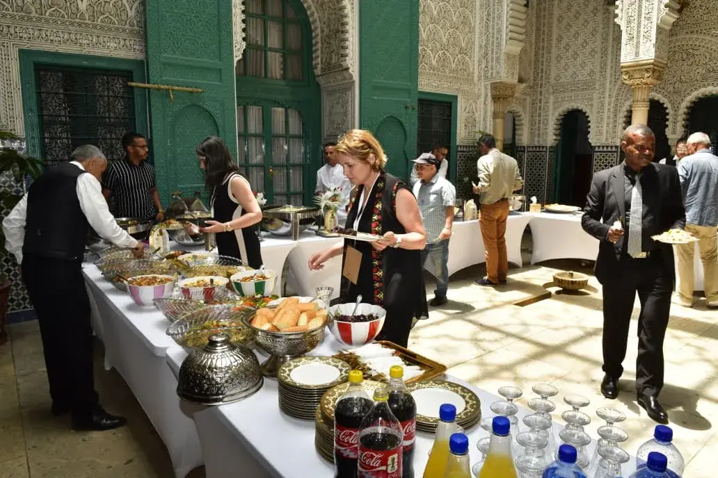 Buffet d'entreprise à Casablanca présentant des plats chauds et froids en self-service