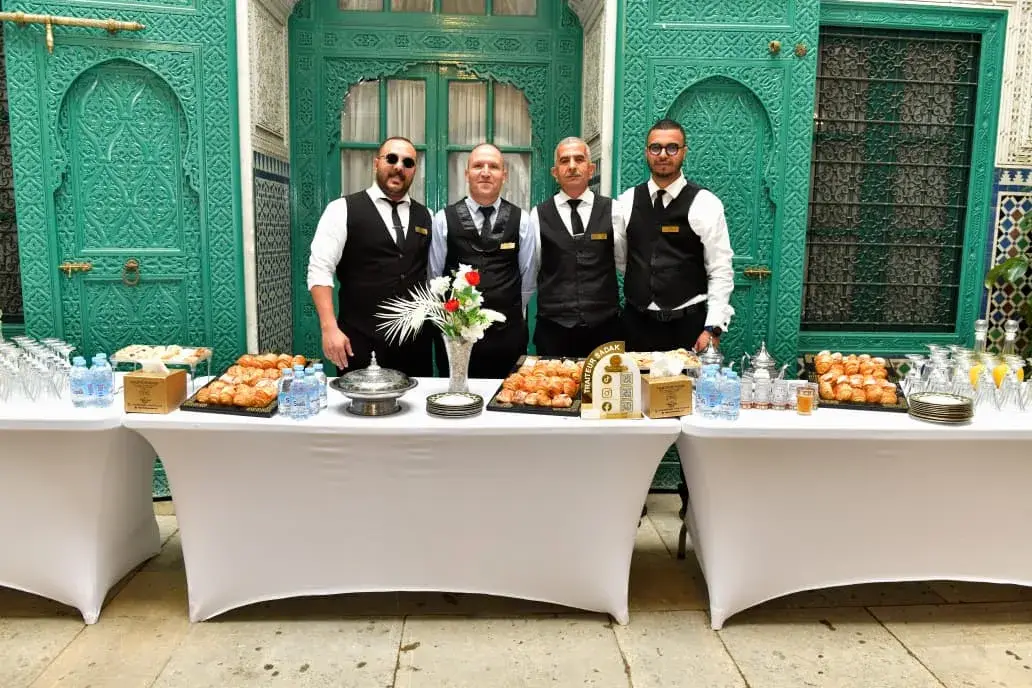 Équipe de traiteur devant un grand buffet d'entreprise dressé à Casablanca
